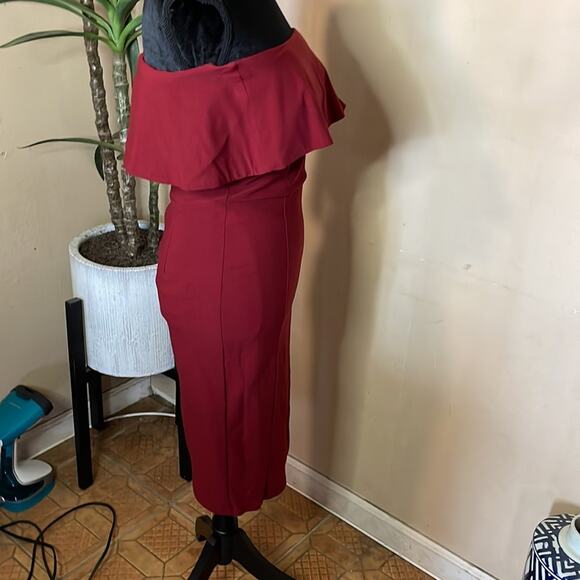 Selfie Leslie Curve-Hugging Dress Off-Shoulder Elegance Meets Edge - Picture 5 of 7